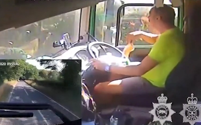 Video: Tài xế lái xe tải siêu cẩu thả với 42 lỗi rồi tông thẳng vào xe chở tù nhân